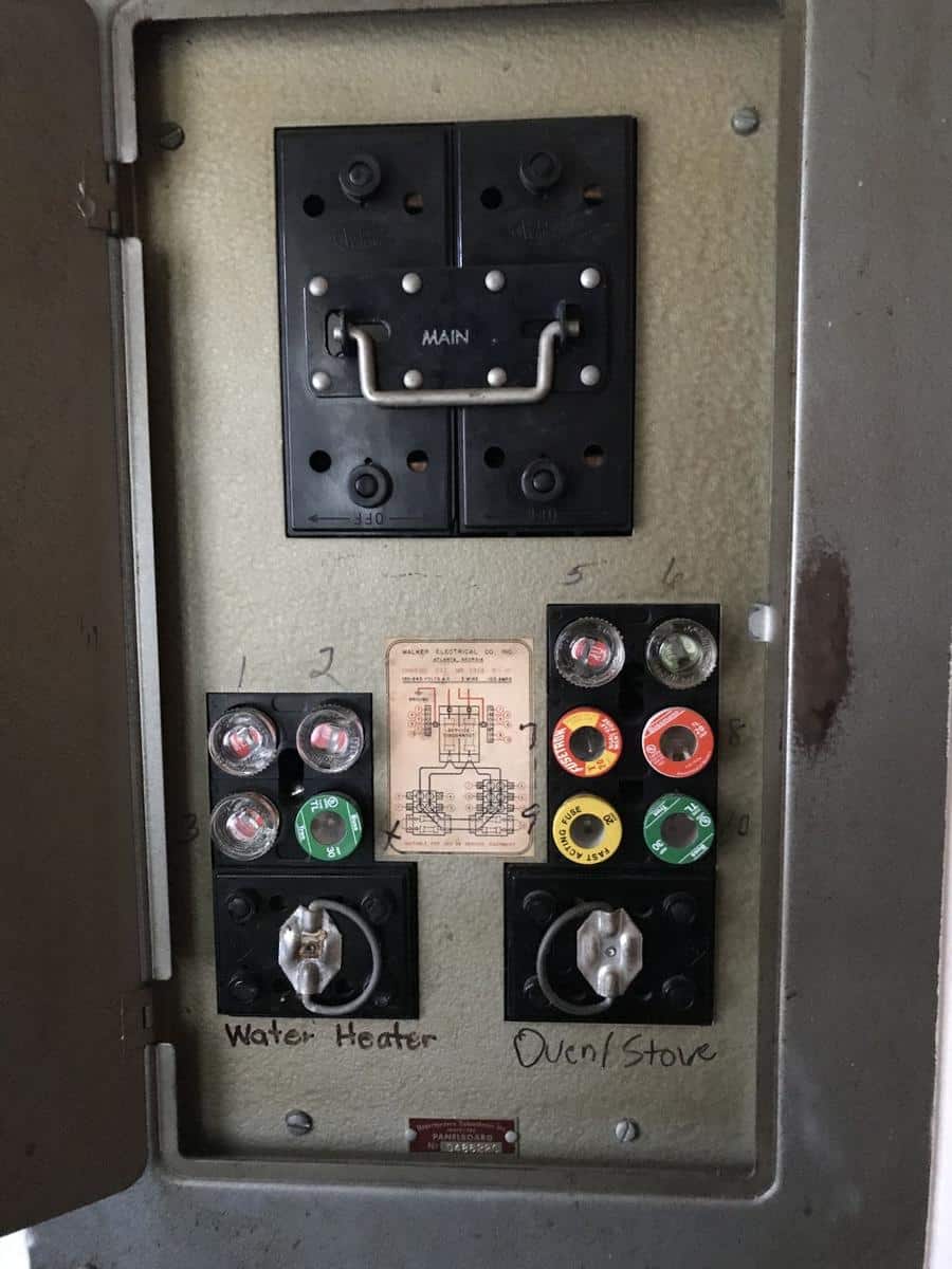 Old fuse panel with a pull-out main before replacement